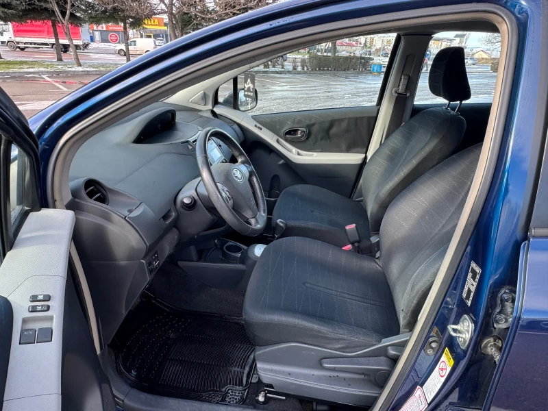 Toyota Yaris Автоматик!, снимка 9 - Автомобили и джипове - 53237532