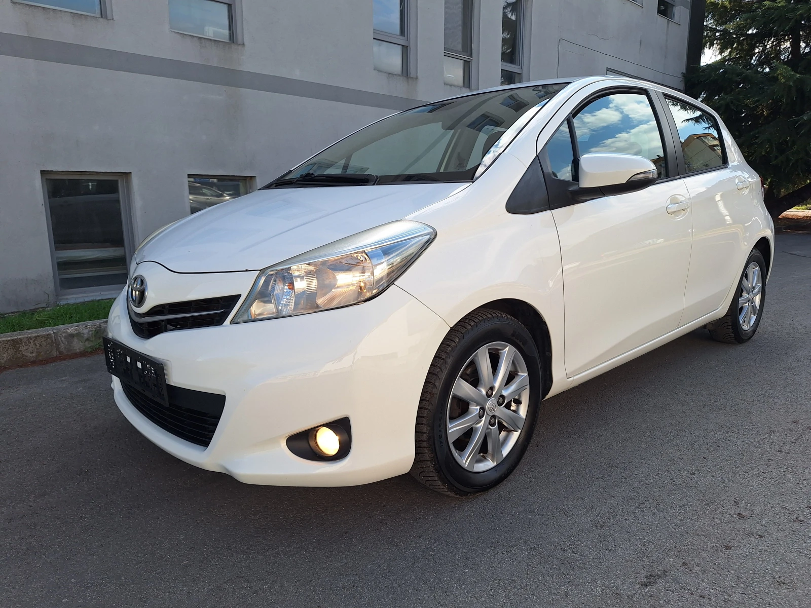 Toyota Yaris 1.4d 90kc navi - изображение 4