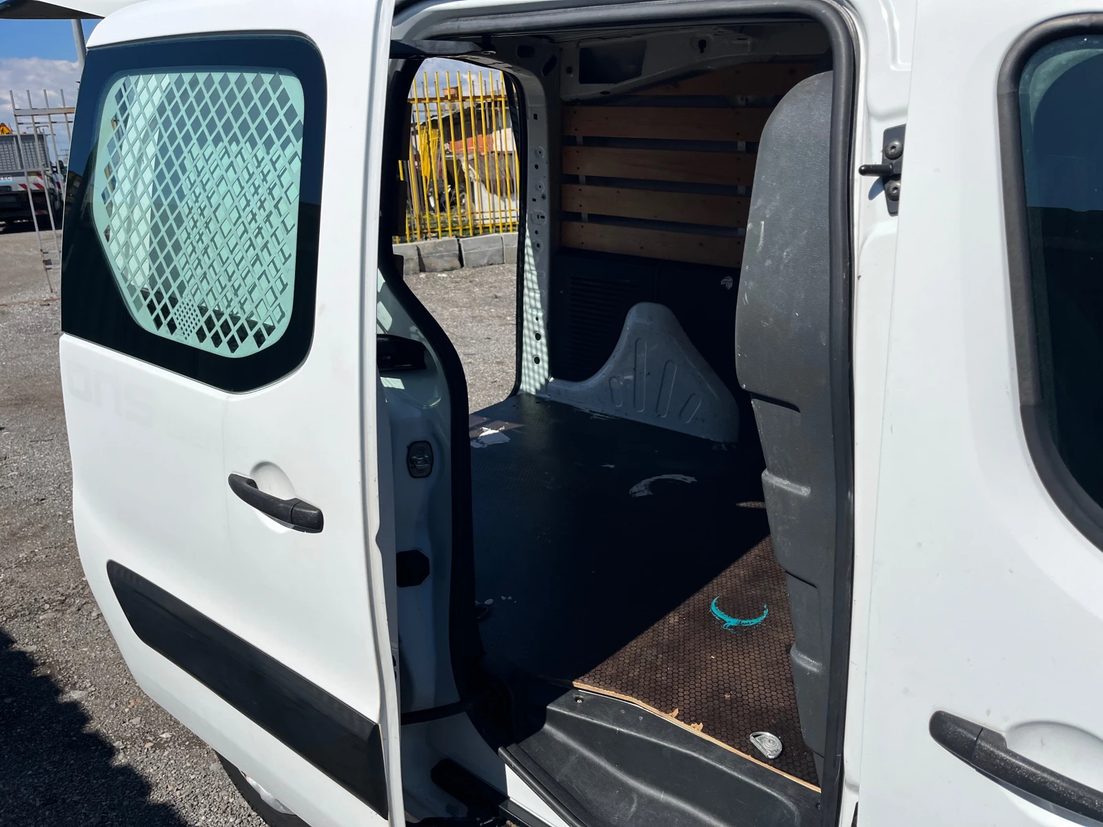 Peugeot Partner 1.6HDI/90кс, снимка 9 - Автомобили и джипове - 54099826