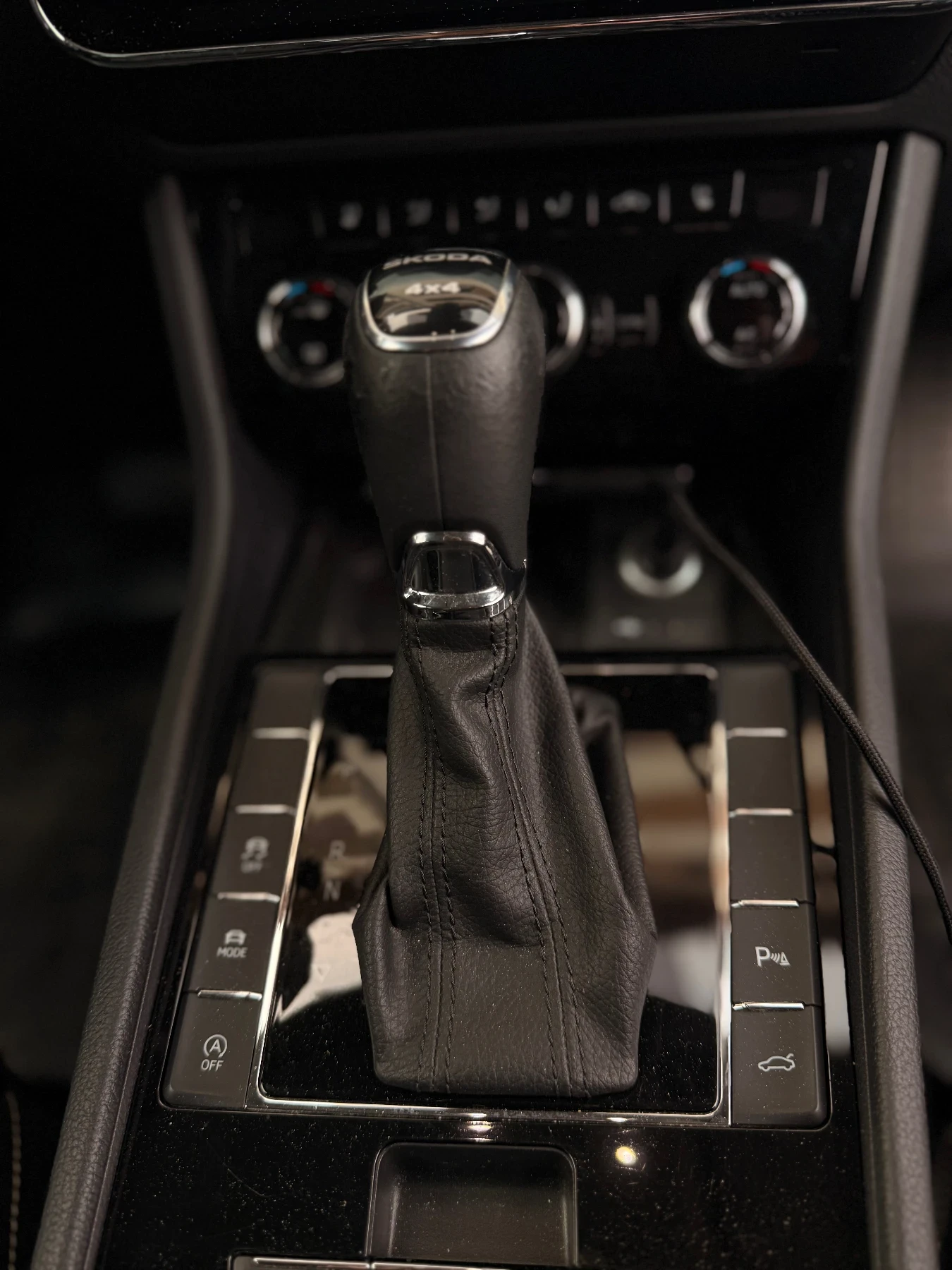 Skoda Superb Laurin & Klement 4х4, снимка 14 - Автомобили и джипове - 54183064