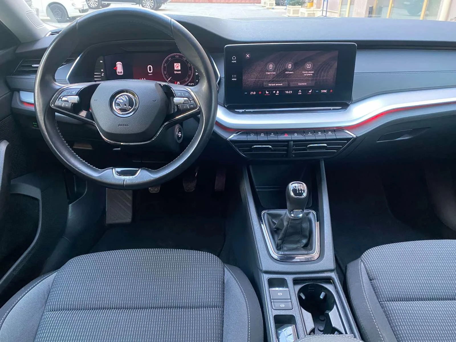 Skoda Octavia 2.0 TDI / Ambition / Combi, снимка 9 - Автомобили и джипове - 56187616