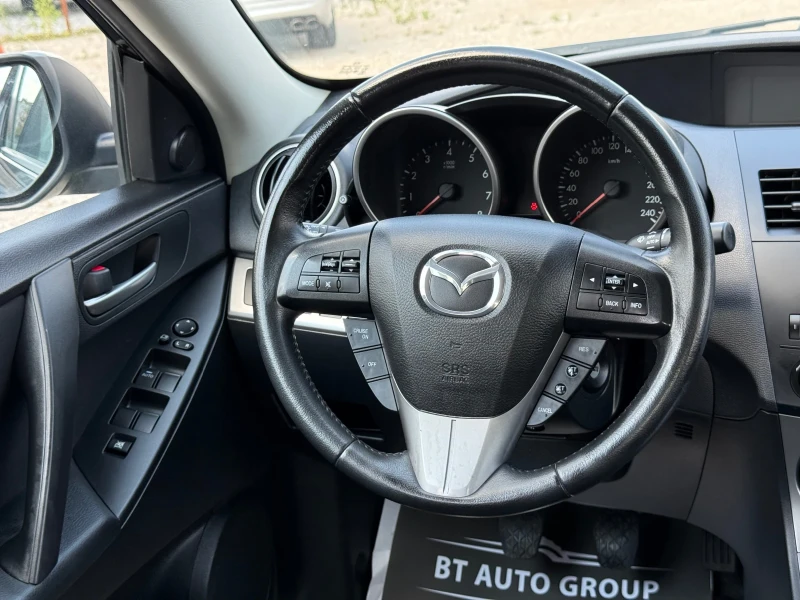 Mazda 3 1.6i * * 142000KM* СЕРВИЗНА ИСТОРИЯ* * КАТО НОВА *, снимка 11 - Автомобили и джипове - 51240544