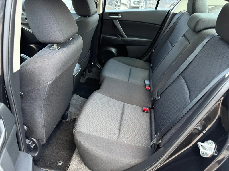 Mazda 3 1.6i * * 142000KM* СЕРВИЗНА ИСТОРИЯ* * КАТО НОВА *, снимка 8 - Автомобили и джипове - 51240544