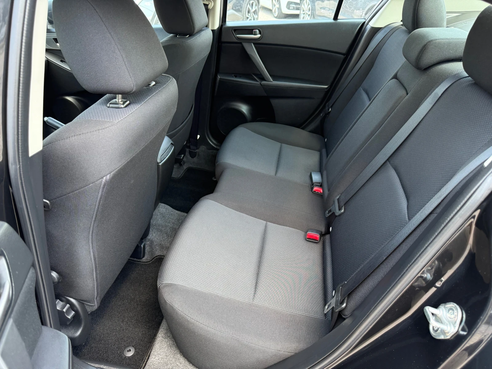 Mazda 3 1.6i * * 142000KM* СЕРВИЗНА ИСТОРИЯ* * КАТО НОВА * - изображение 8