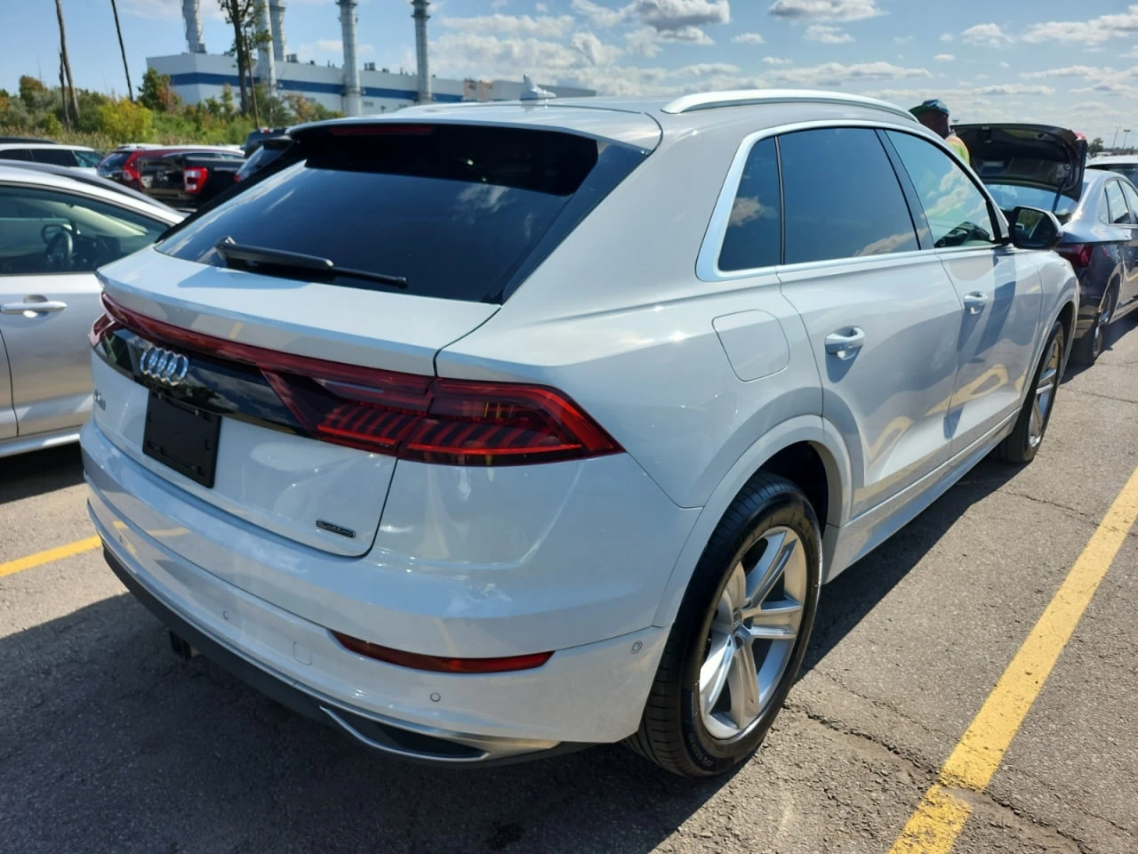 Audi Q8 * АВТО КРЕДИТ* ЦЕНА ДО БГ * СЕРВИЗНА ИСТОРИЯ *  - изображение 3