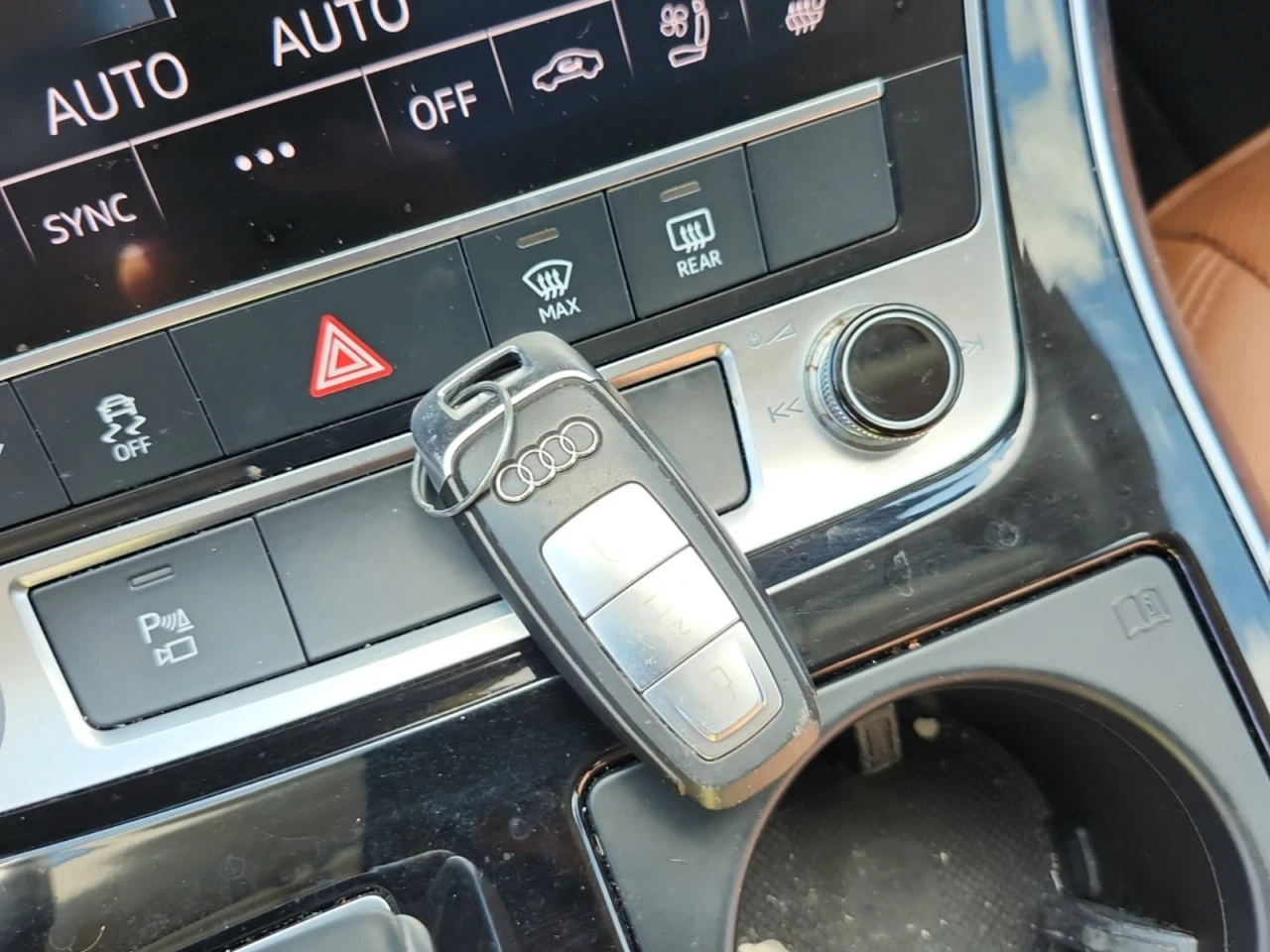 Audi Q8 * АВТО КРЕДИТ* ЦЕНА ДО БГ * СЕРВИЗНА ИСТОРИЯ *  - изображение 10