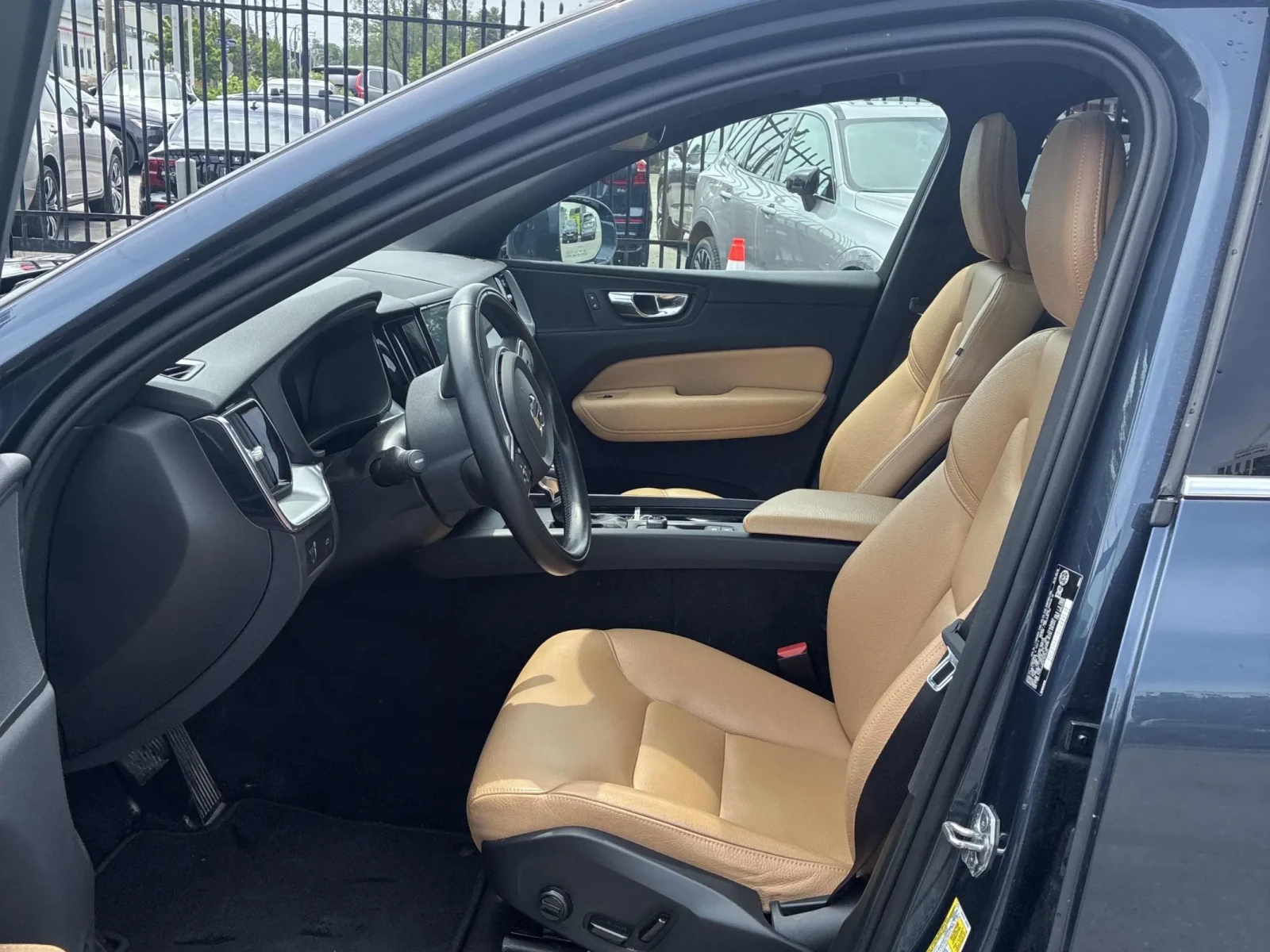Volvo XC60 T6 Momentum AWD/Keyless/Lane Assist/B&W, снимка 9 - Автомобили и джипове - 54788466