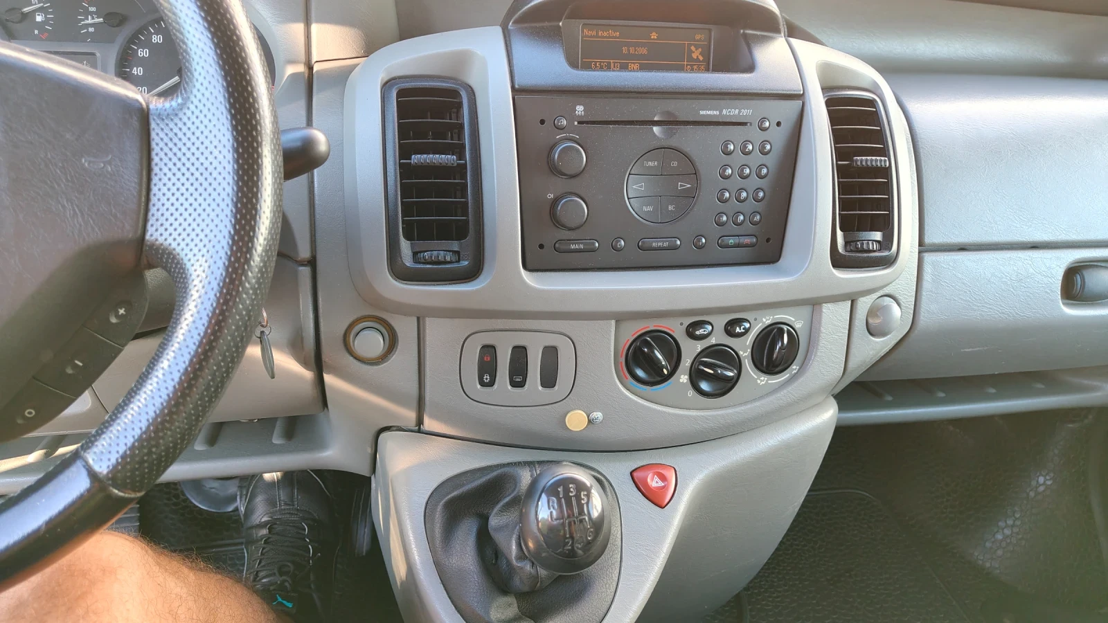 Opel Vivaro 1.9 TDCI 101кс., снимка 11 - Бусове и автобуси - 54942050