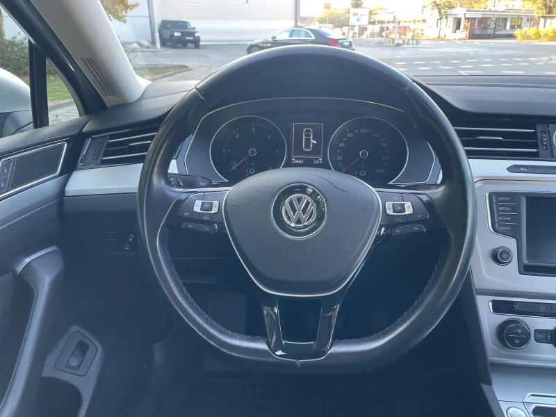 VW Passat 2.0 TDi 150кс DSG ergoComfort Distronic, снимка 12 - Автомобили и джипове - 47796546