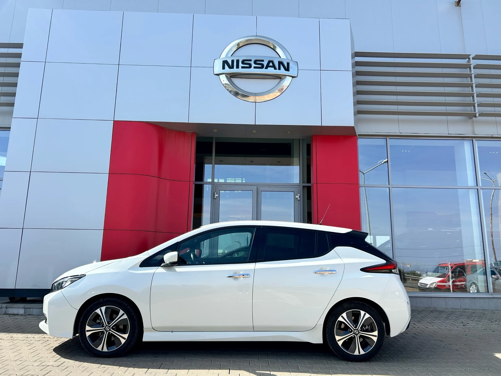 Nissan Leaf  40kwh N-Connecta  - изображение 2