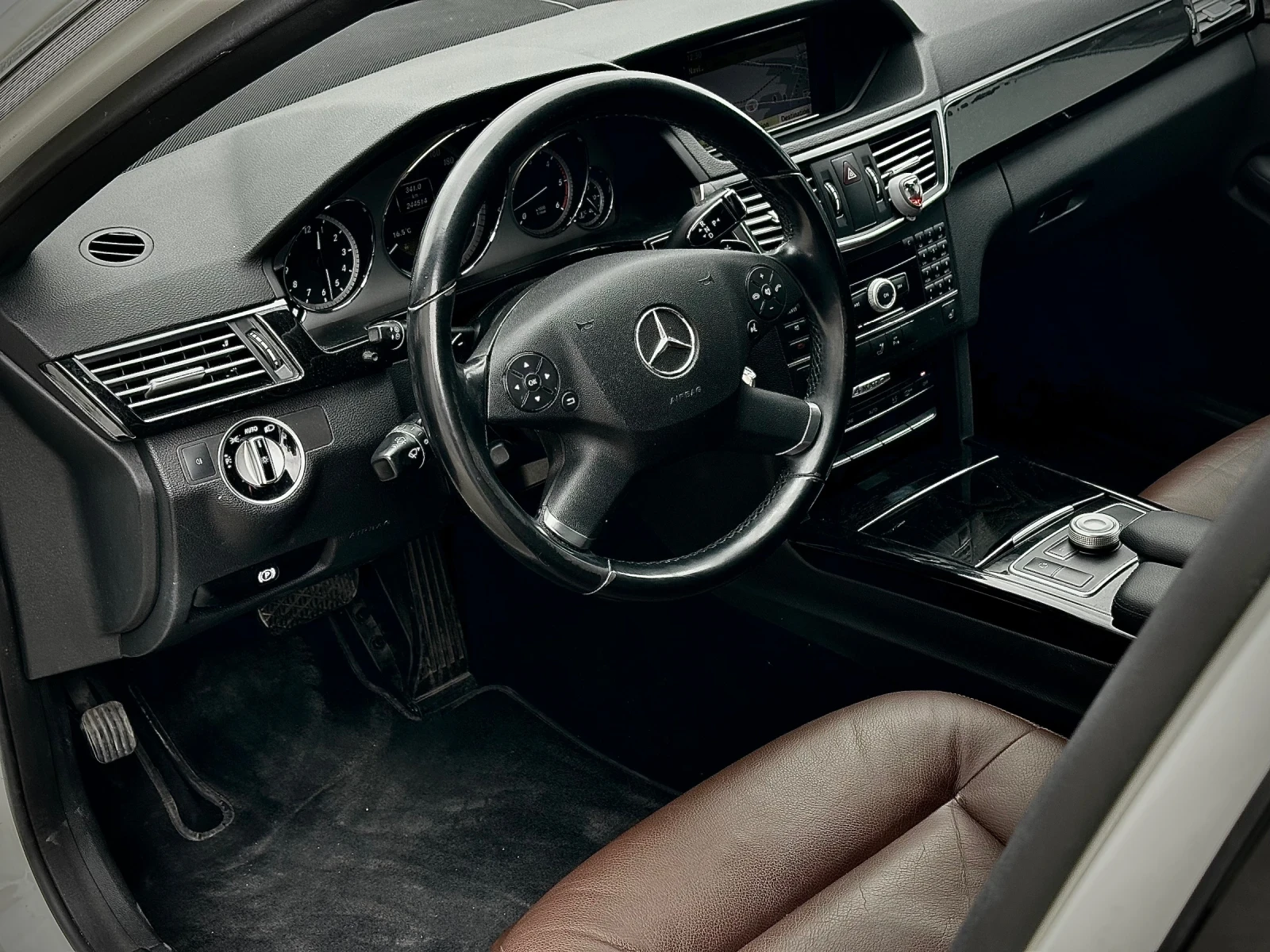 Mercedes-Benz E 350 CDI* Avantgarde* Подгрев* Памет* Кожа* Navi - изображение 7