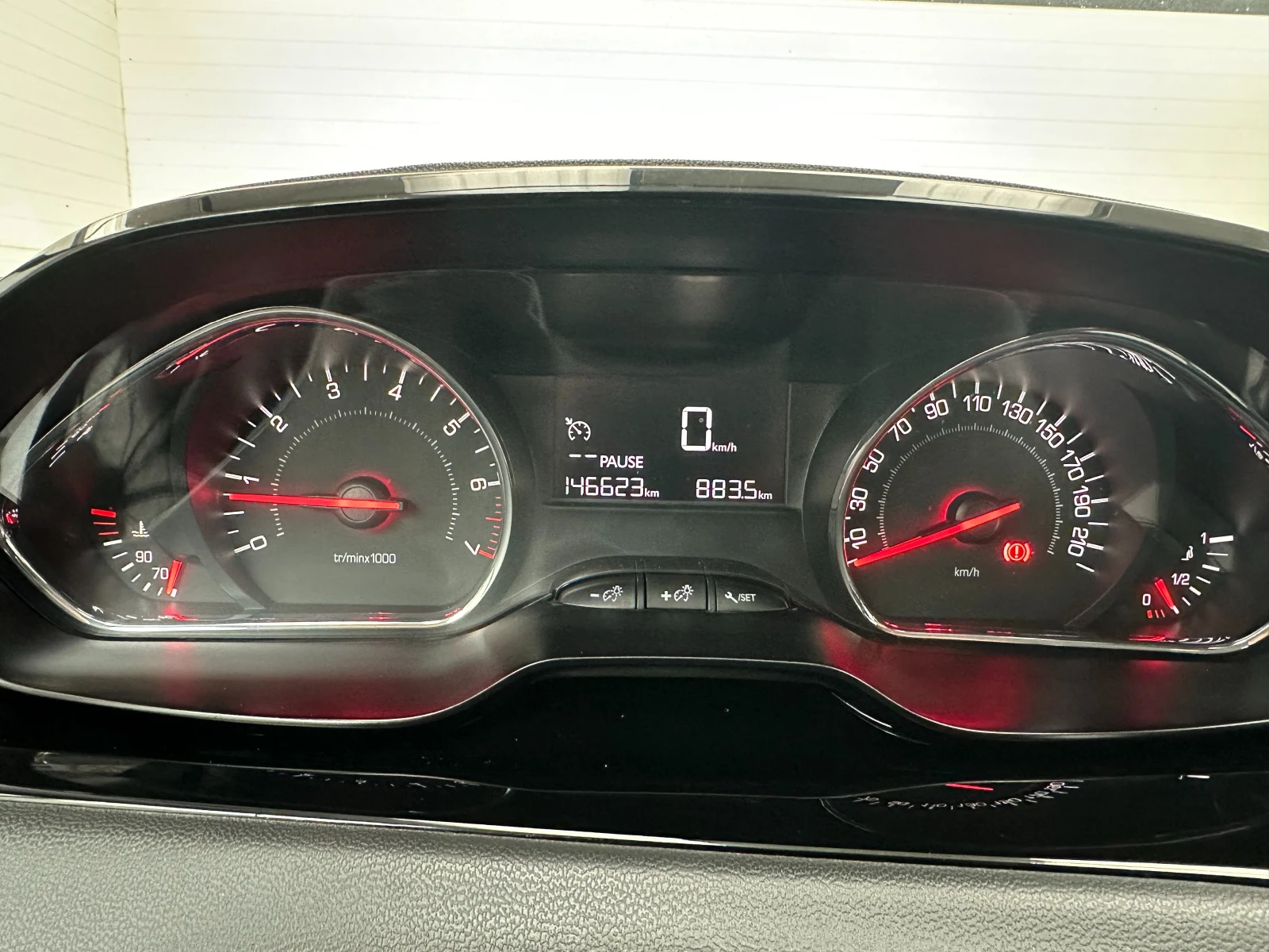 Peugeot 208  - изображение 8