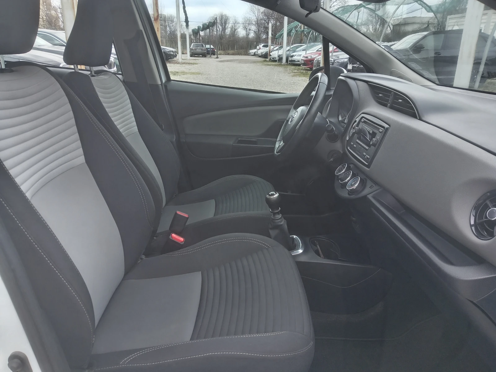 Toyota Yaris 1.5i 4ц., снимка 8 - Автомобили и джипове - 53948636