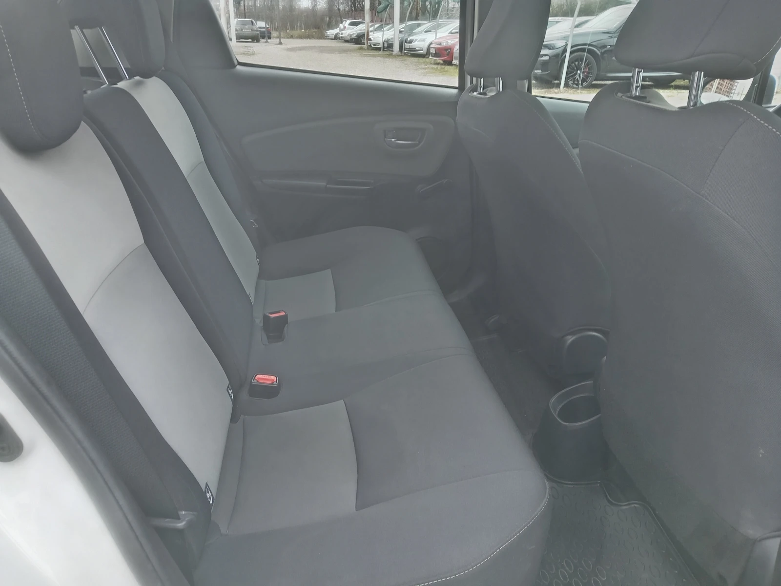 Toyota Yaris 1.5i 4ц., снимка 9 - Автомобили и джипове - 53948636