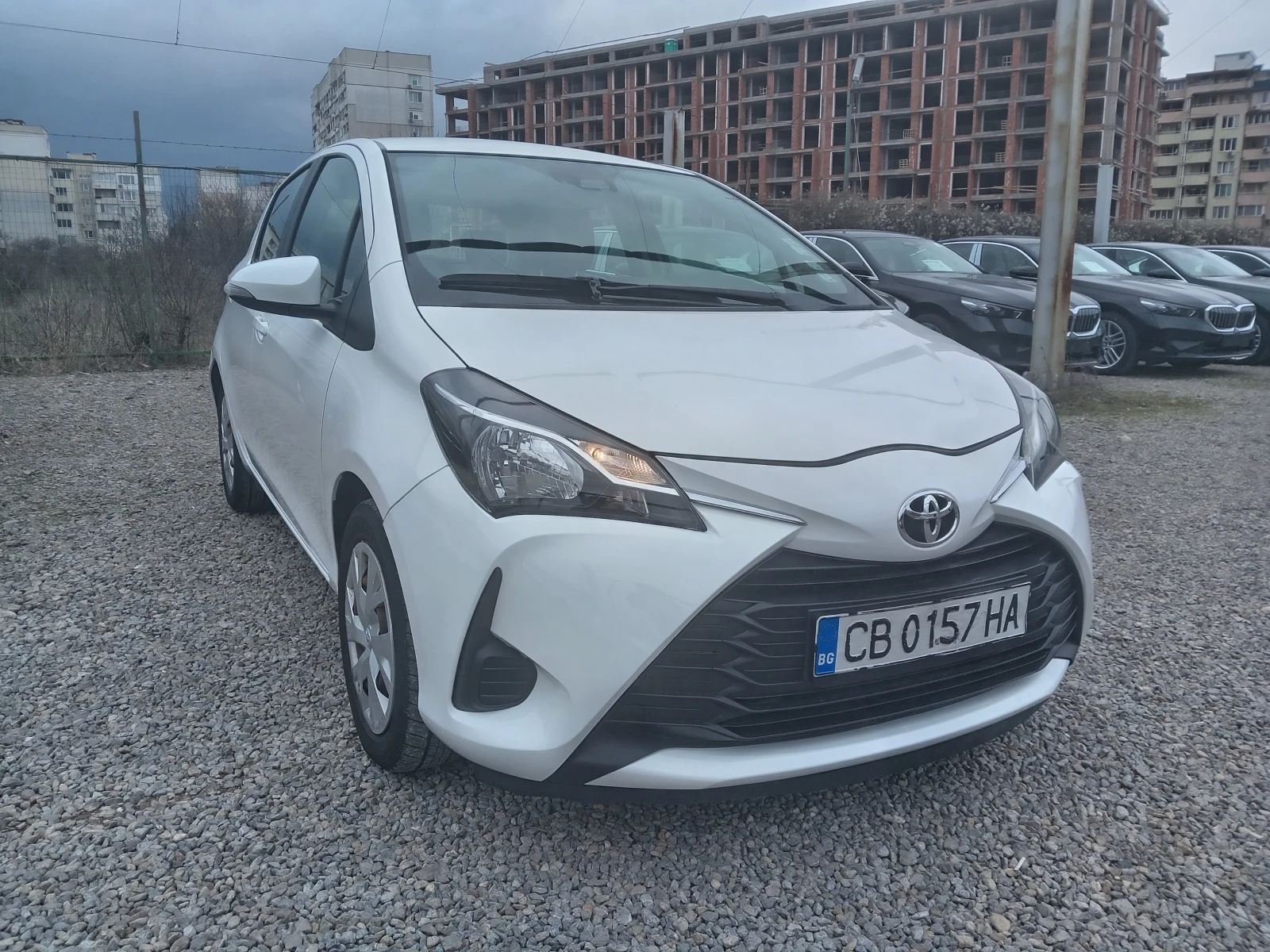 Toyota Yaris 1.5i 4ц., снимка 2 - Автомобили и джипове - 53948636