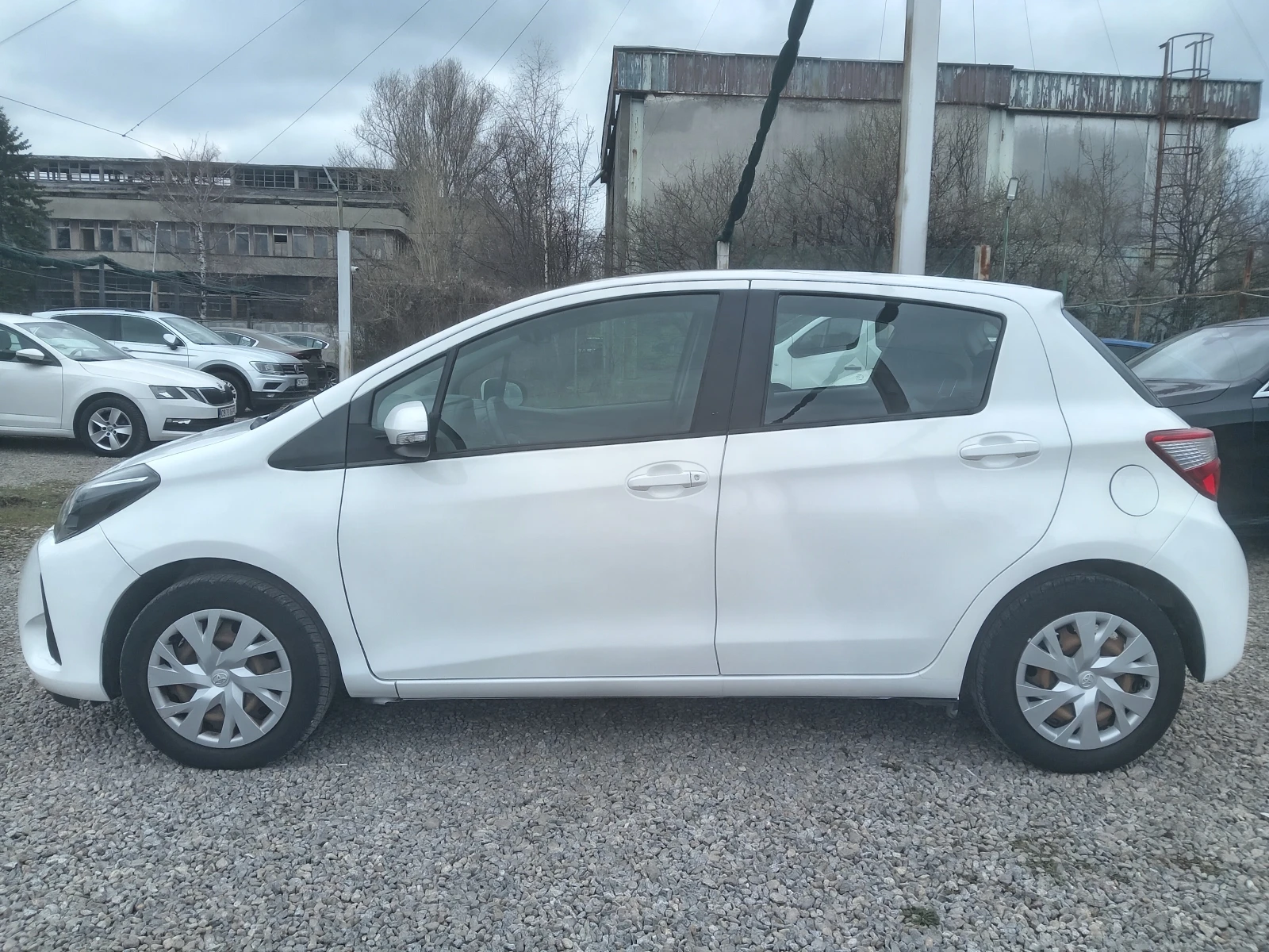 Toyota Yaris 1.5i 4ц., снимка 5 - Автомобили и джипове - 53948636