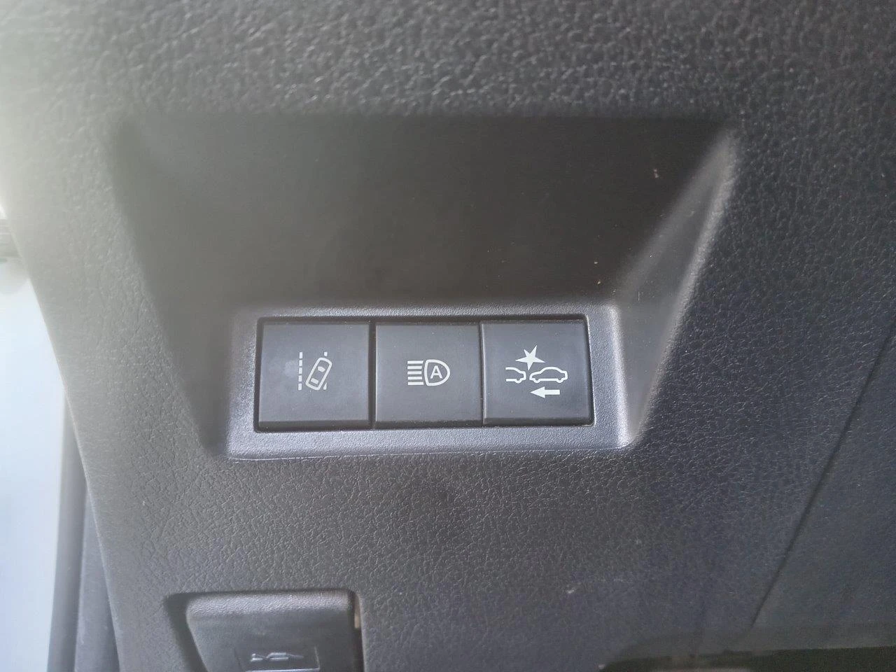 Toyota Yaris 1.5i 4ц., снимка 12 - Автомобили и джипове - 53948636