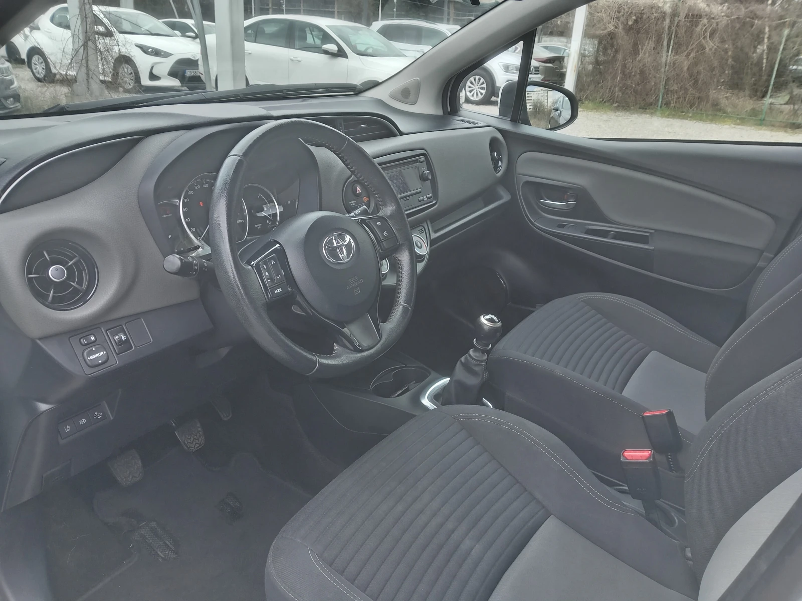 Toyota Yaris 1.5i 4ц., снимка 7 - Автомобили и джипове - 53948636