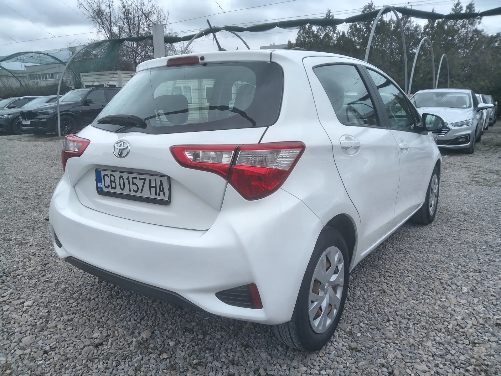 Toyota Yaris 1.5i 4ц., снимка 3 - Автомобили и джипове - 53948636