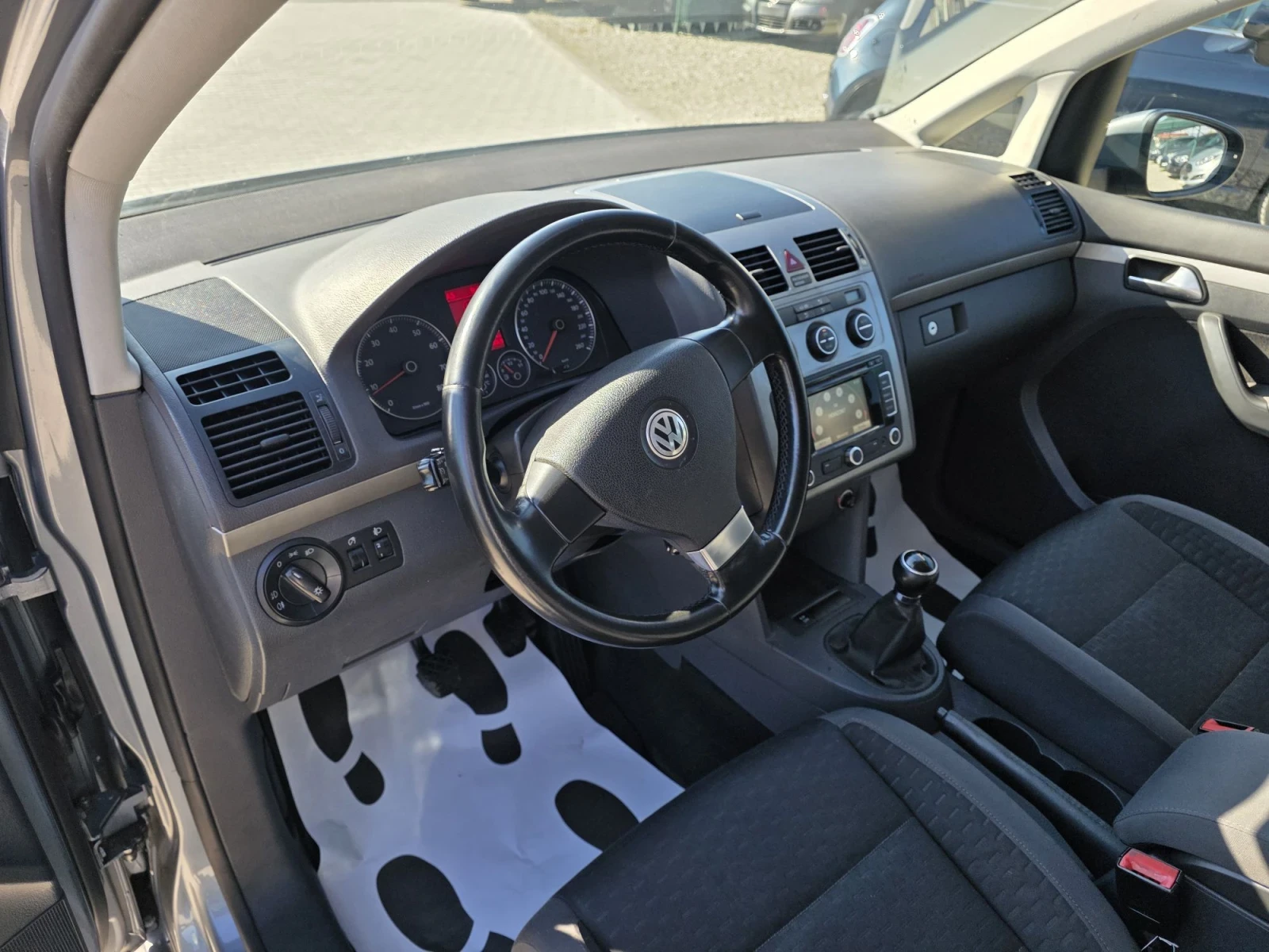 VW Touran 1.6i 102кс Лизинг, снимка 10 - Автомобили и джипове - 56562802
