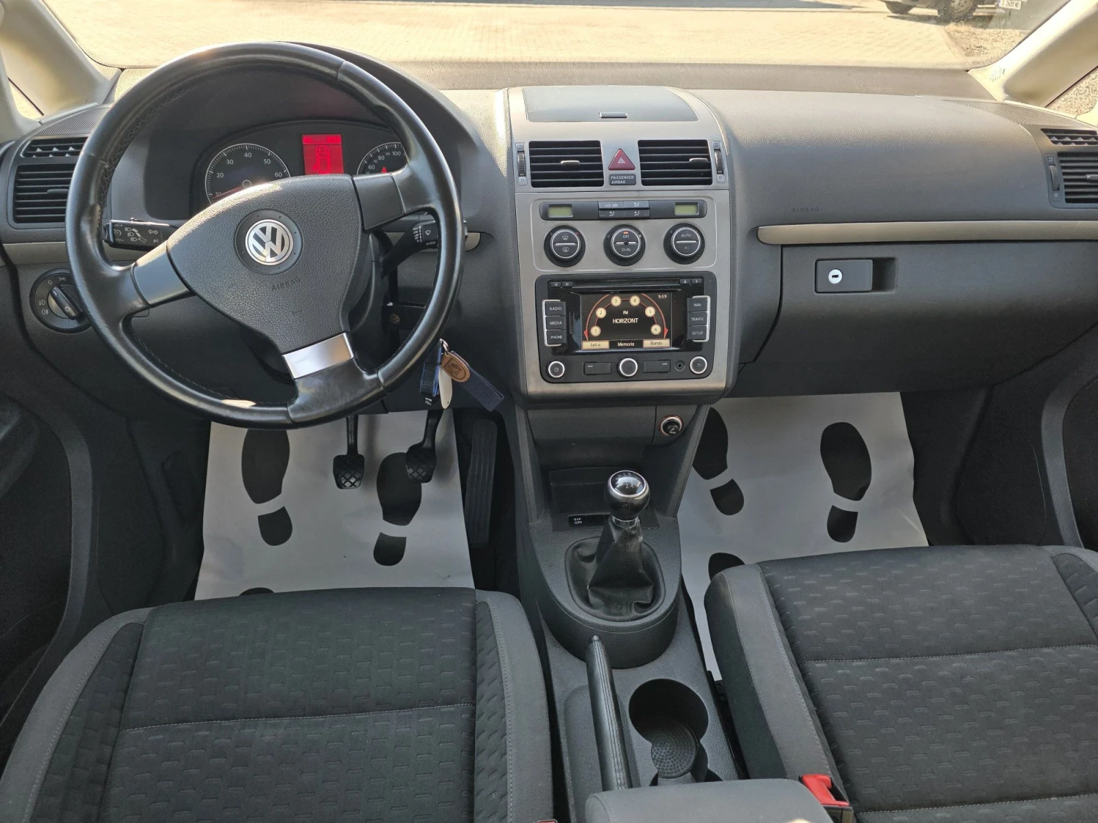 VW Touran 1.6i 102кс Лизинг, снимка 9 - Автомобили и джипове - 56562802