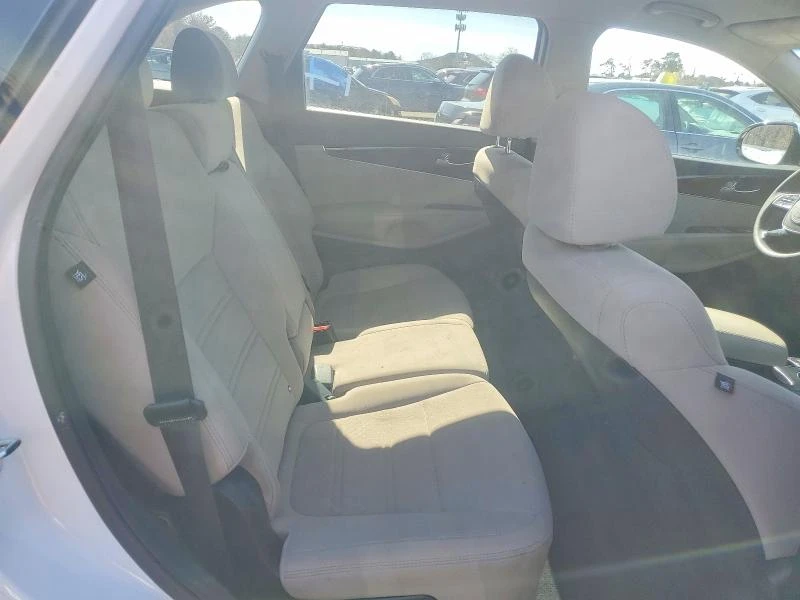 Kia Sorento 3.3L 6 Front-wheel Drive, снимка 11 - Автомобили и джипове - 53865805