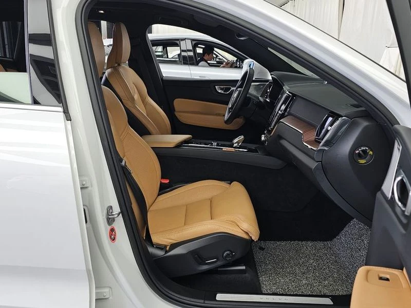 Volvo XC60 2.0 Automatic, снимка 11 - Автомобили и джипове - 55805002