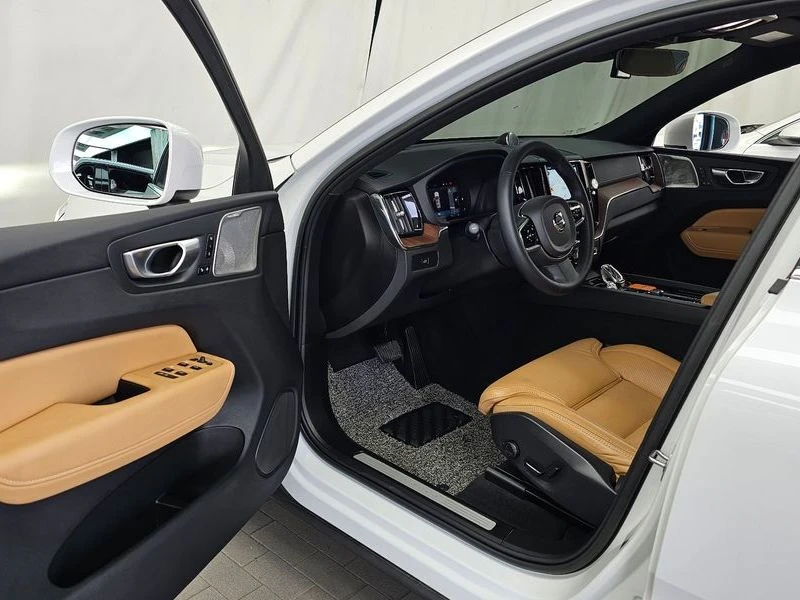 Volvo XC60 2.0 Automatic, снимка 10 - Автомобили и джипове - 55805002