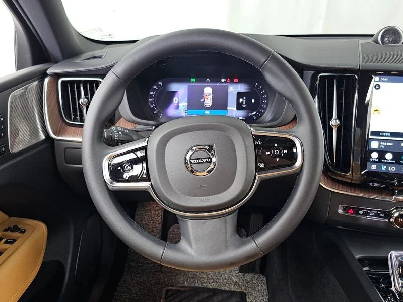 Volvo XC60 2.0 Automatic, снимка 13 - Автомобили и джипове - 55805002