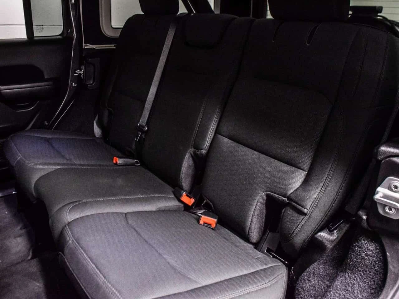 Jeep Wrangler * Sport Altitude + Diesel + No accident * CARFAX *, снимка 10 - Автомобили и джипове - 54896608