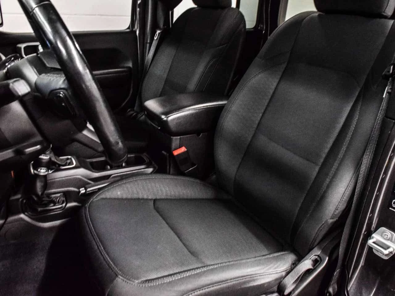 Jeep Wrangler * Sport Altitude + Diesel + No accident * CARFAX *, снимка 9 - Автомобили и джипове - 54896608