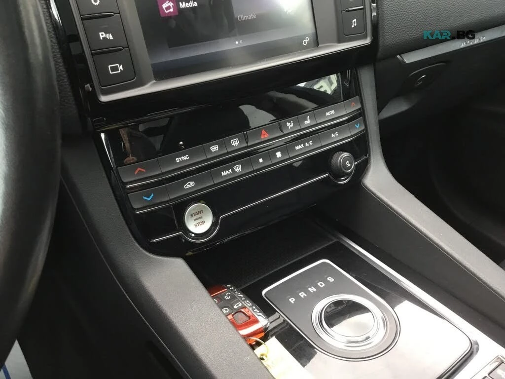 Jaguar F-PACE 20d * Premium * АвтоКредит * (ЦЕНА ДО БГ), снимка 15 - Автомобили и джипове - 56240424