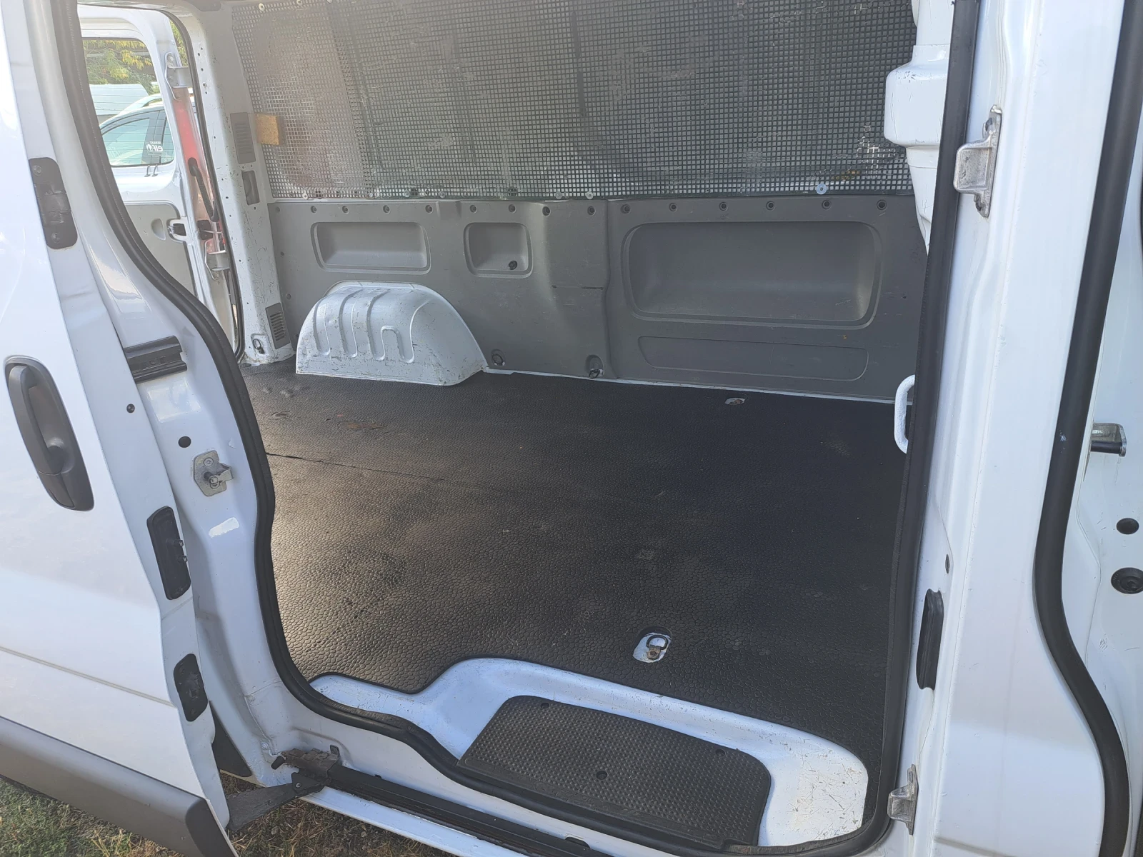 Renault Trafic 2.0 dci, снимка 14 - Бусове и автобуси - 56197049