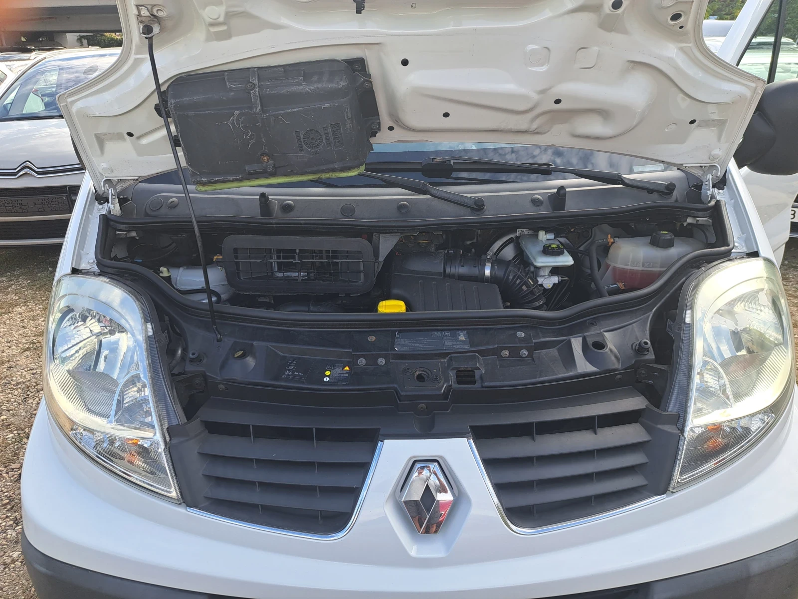 Renault Trafic 2.0 dci, снимка 16 - Бусове и автобуси - 56197049