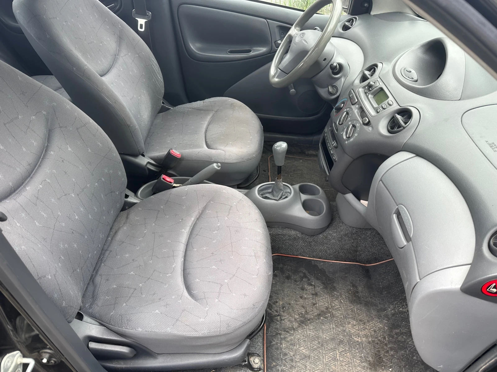 Toyota Yaris 1.0 - изображение 8