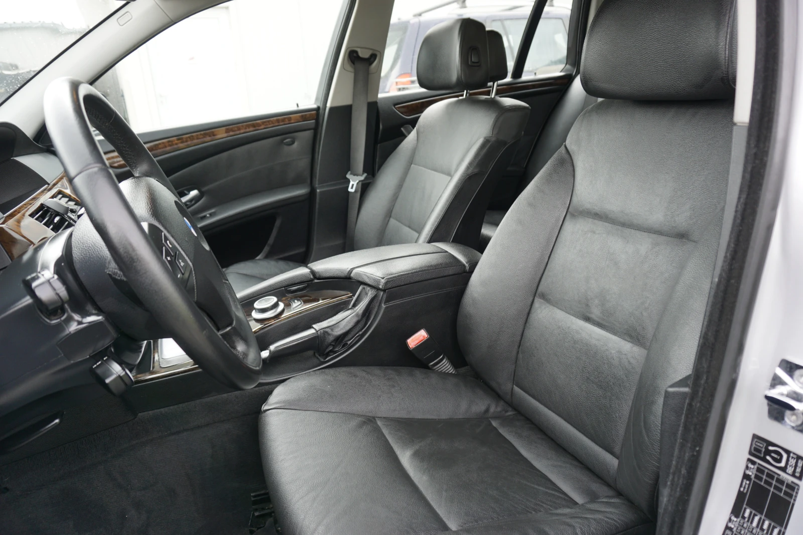 BMW 530 4x4/Обслужена/Facelift/Кожа/Ксенон/SoftClose/Автом, снимка 10 - Автомобили и джипове - 54157419