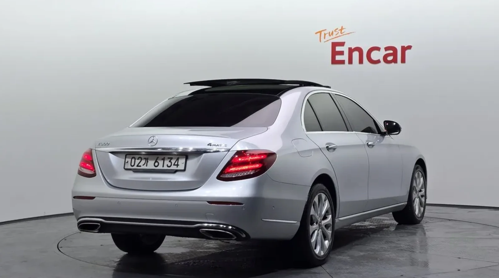 Mercedes-Benz E 300 4matic* Обдух* Pano* Head-up* Крайна цена* , снимка 3 - Автомобили и джипове - 54682082