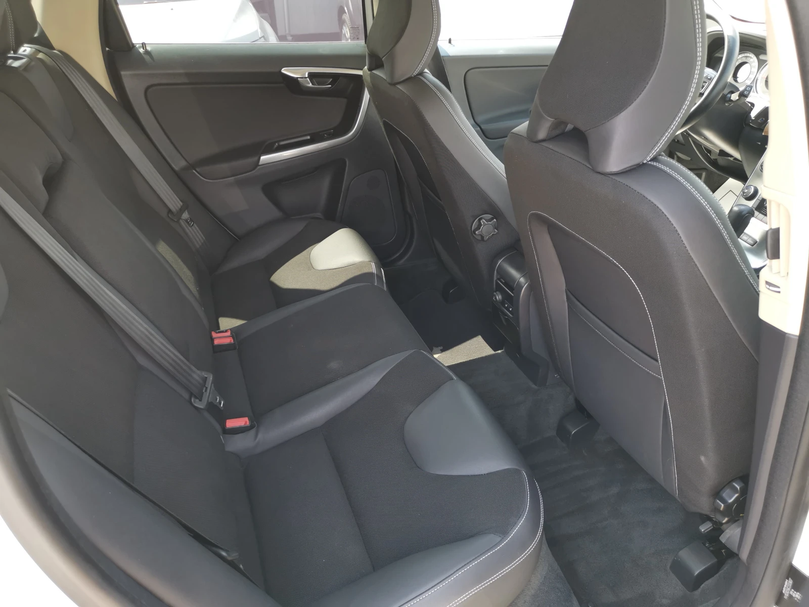 Volvo XC60 2.4 D5 215 A 4x4 - изображение 7