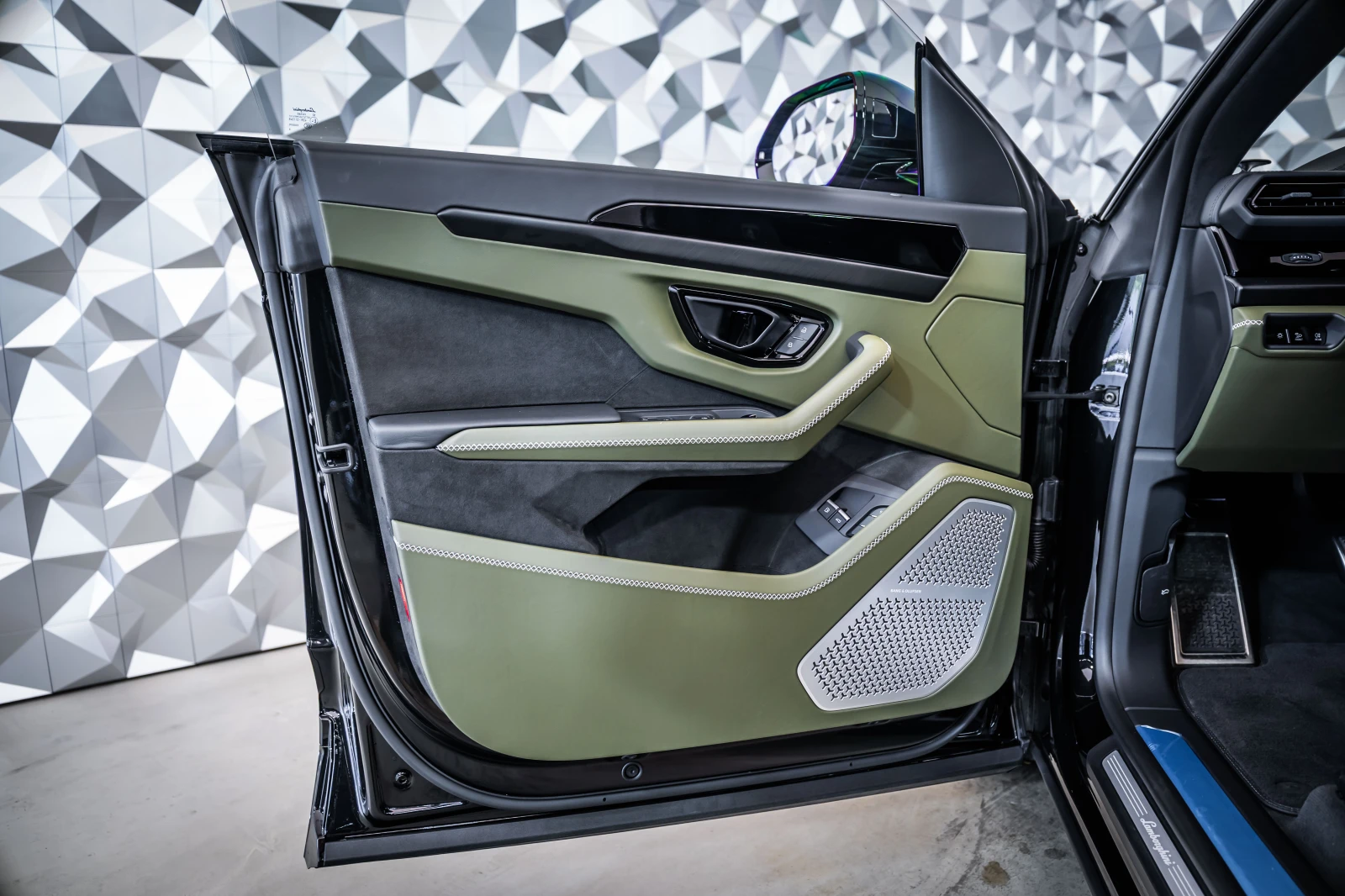 Lamborghini Urus SE B&O* Pano* 360, снимка 7 - Автомобили и джипове - 56194927