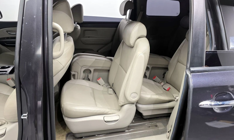 Kia Carnival 11-Seater Deluxe, снимка 10 - Автомобили и джипове - 51843144
