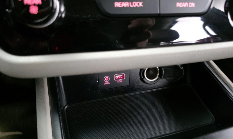 Kia Carnival 11-Seater Deluxe, снимка 17 - Автомобили и джипове - 51843144