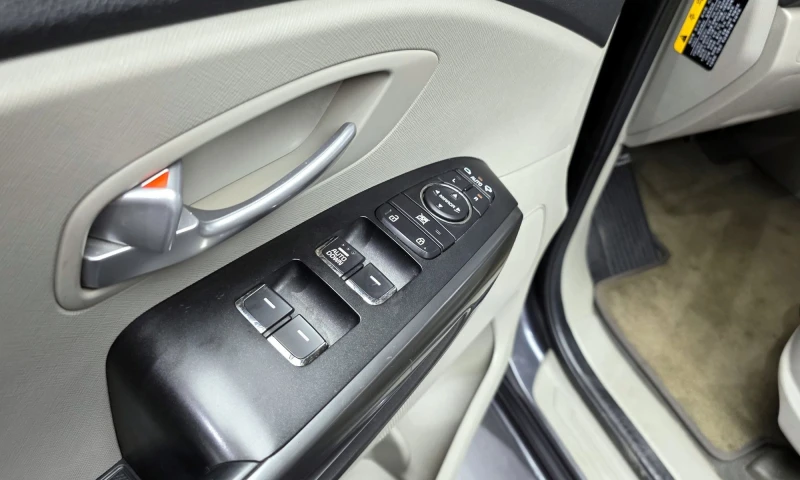 Kia Carnival 11-Seater Deluxe, снимка 13 - Автомобили и джипове - 51843144