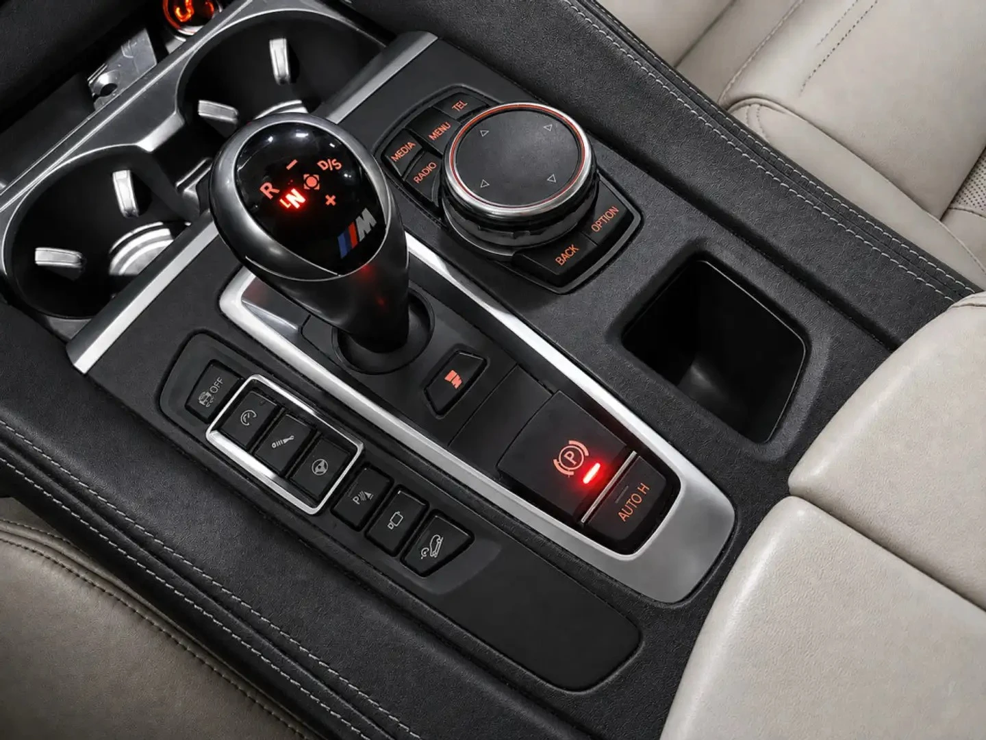BMW X5M HUD* КАРБОН* НАВИ* ПАНО* КАМЕРА* CLEANCARFAX, снимка 17 - Автомобили и джипове - 56259886
