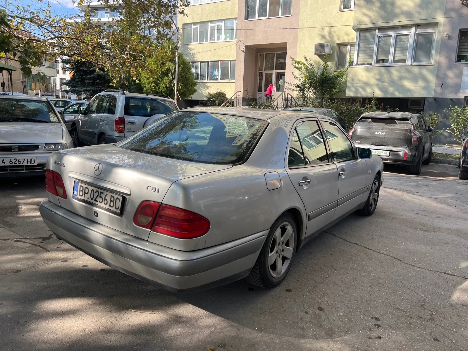 Mercedes-Benz E 220 CDI, снимка 2 - Автомобили и джипове - 56405967