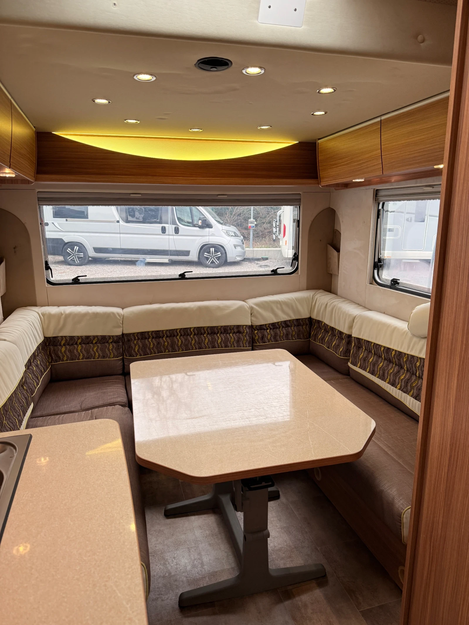 Каравана Burstner Averso 440TK, снимка 12 - Каравани и кемпери - 53916656