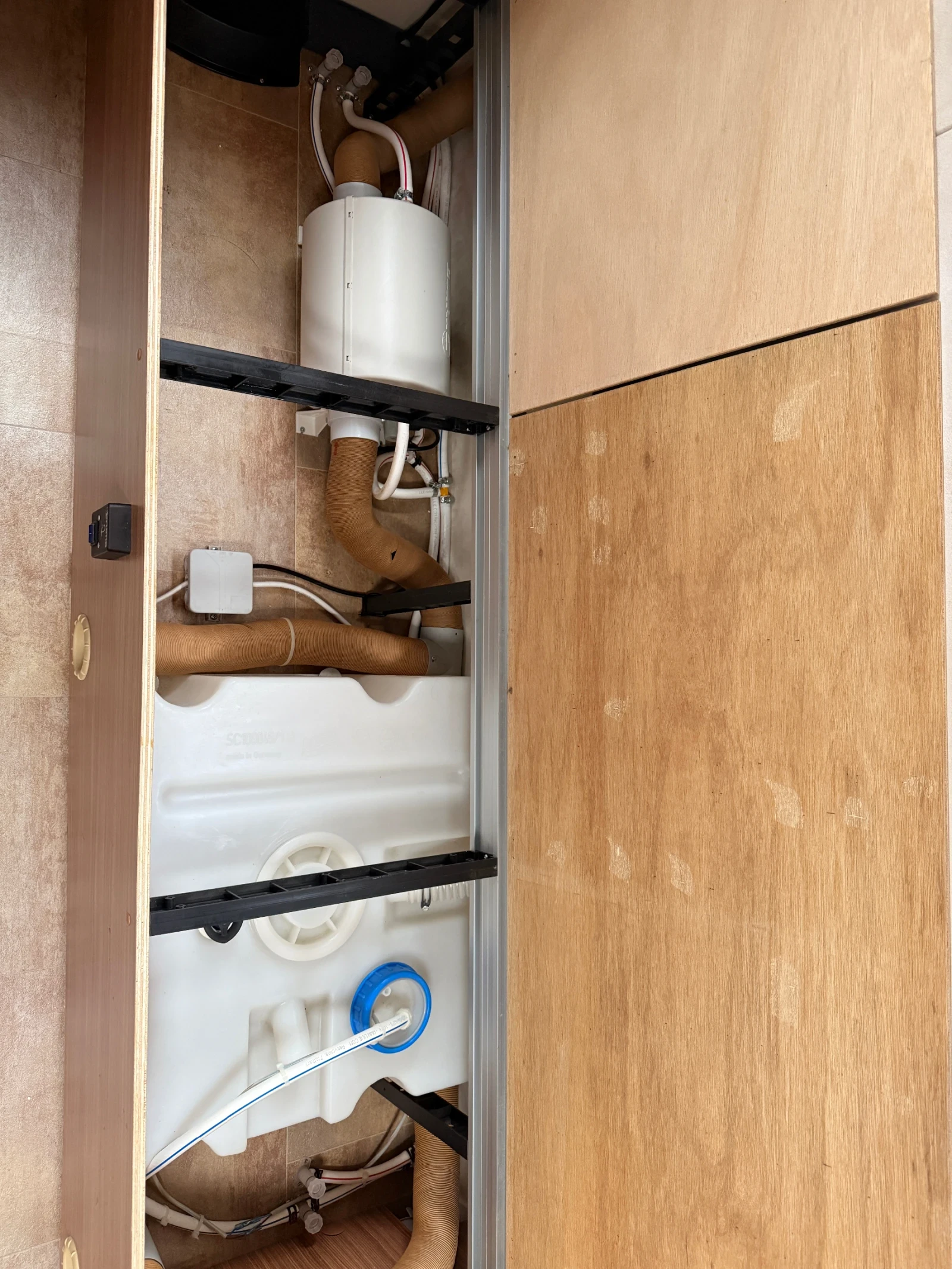 Каравана Burstner Averso 440TK, снимка 17 - Каравани и кемпери - 53916656