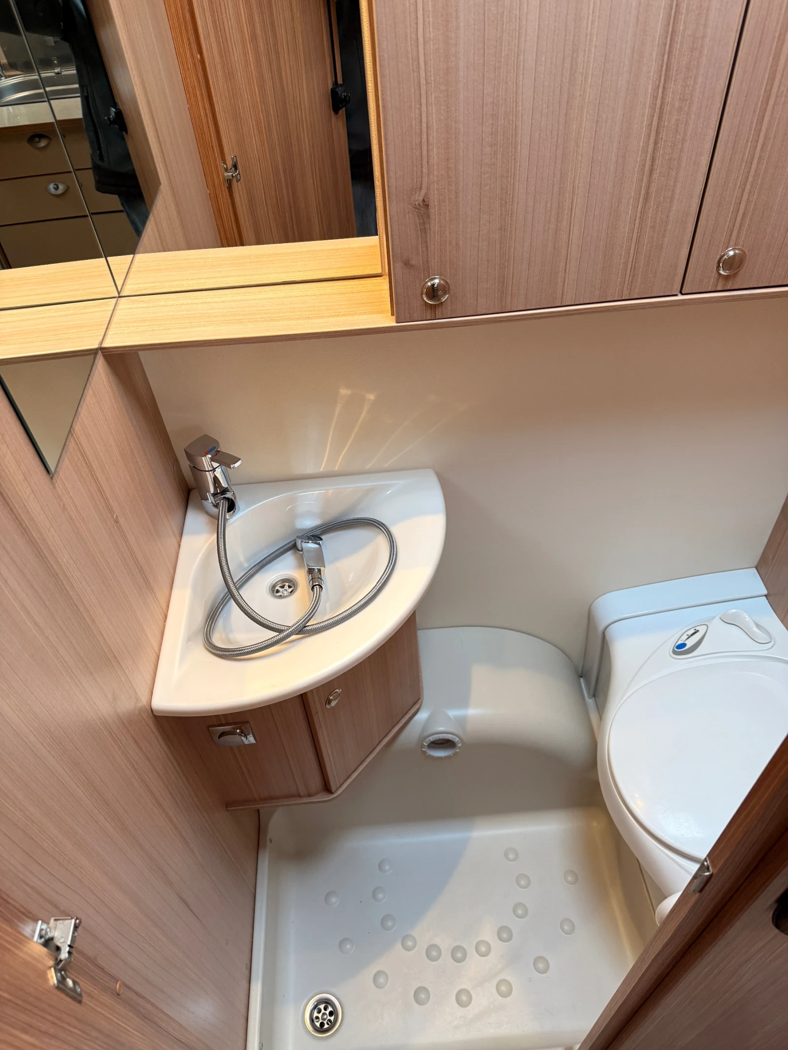 Каравана Burstner Averso 440TK, снимка 16 - Каравани и кемпери - 53916656