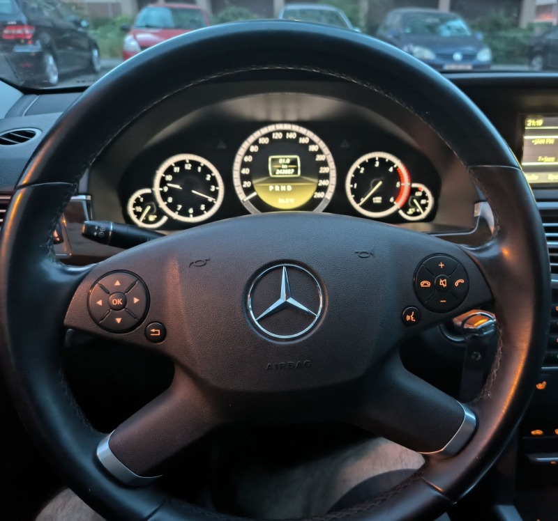 Mercedes-Benz E 200 Classic , снимка 4 - Автомобили и джипове - 46273684