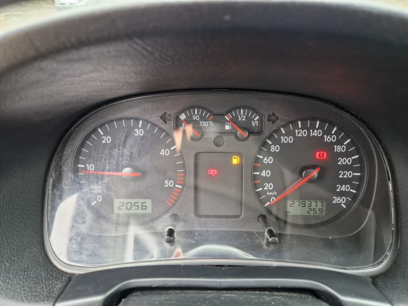 VW Golf 1.9TDI, 100кс, 02г, 5вр.Италия-БЕЗ РЪЖДИ , снимка 15 - Автомобили и джипове - 53562180