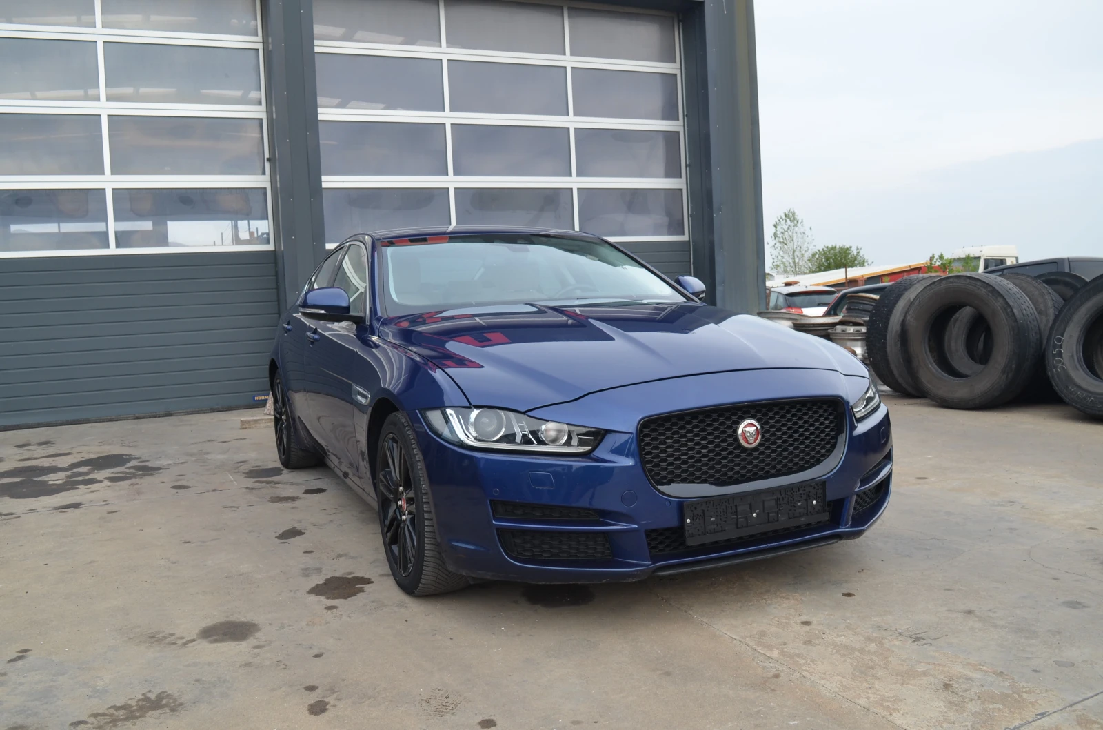 Jaguar XE 2.0D - изображение 2